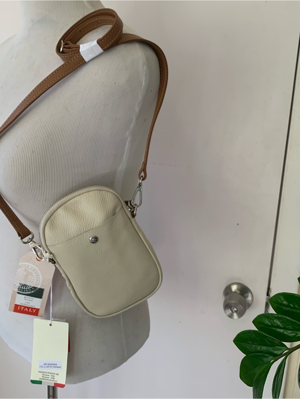 NWT Divina Firenze ivory genuine leather small bag /phone holder  Made in Italy